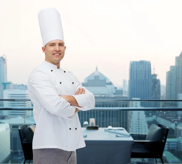 Heureux cuisinier chef masculin avec les mains croisées — Photo