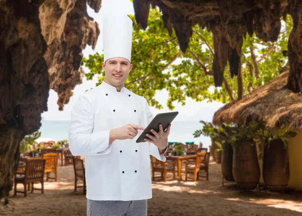 Gelukkig mannelijke chef kok houden van tablet pc — Stockfoto