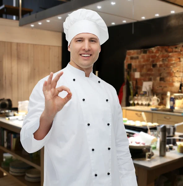 Cocinero varón feliz mostrando signo ok — Foto de Stock