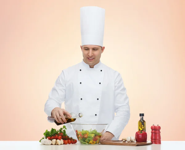 Mutlu erkek aşçı yemek pişirme gıda — Stok fotoğraf