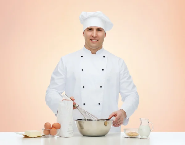 Gelukkig mannelijke chef kok bakken — Stockfoto