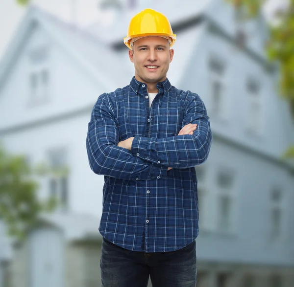 Sorridente construtor masculino ou trabalhador manual no capacete — Fotografia de Stock
