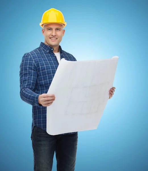 Constructor masculino sonriente en casco con plano — Foto de Stock