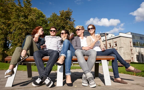 Gruppo di studenti o adolescenti che bevono caffè — Foto Stock