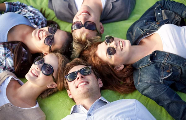 Группа студентов или подростков, лежащих в кругу — стоковое фото