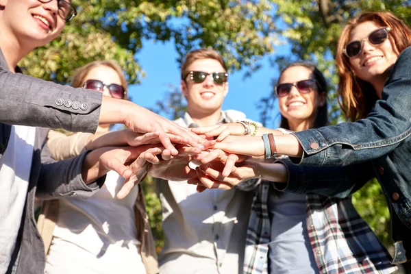 Gros plan d'amis adolescents avec les mains sur le dessus — Photo