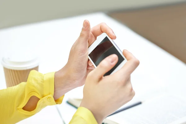 Primer plano de las manos femeninas con smartphone en casa —  Fotos de Stock