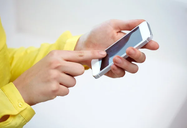 Primo piano delle mani femminili con smartphone a casa — Foto Stock