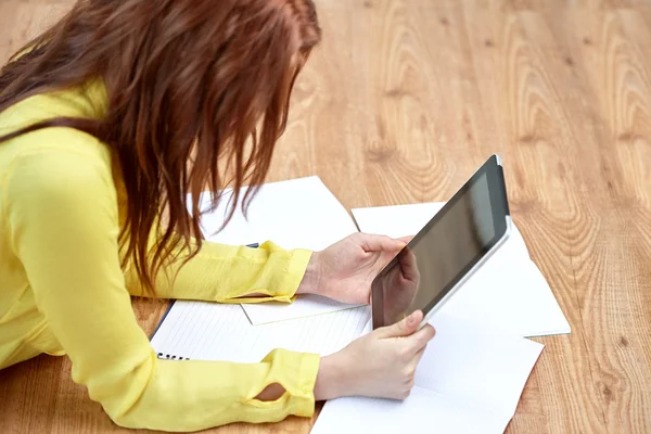 Primo piano delle mani femminili con tablet pc — Foto Stock