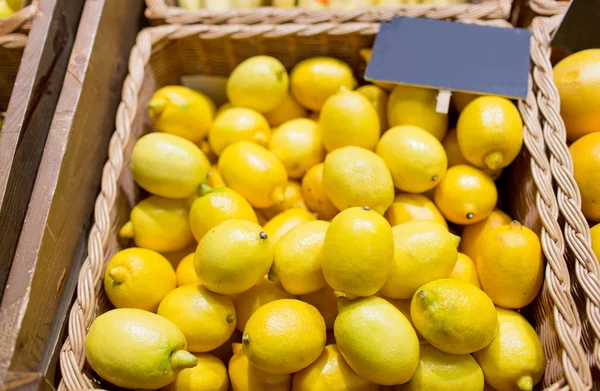 Спелые лимоны на продовольственном рынке — стоковое фото