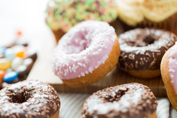 Primer plano de pila de rosquillas vidriadas en la mesa —  Fotos de Stock