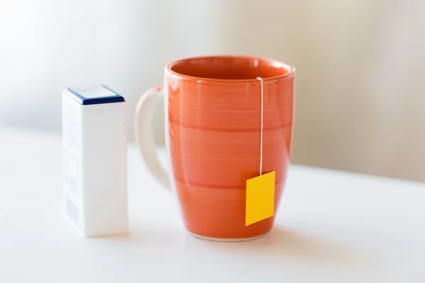 Крупним планом підсолоджувач і чашка чаю на столі — стокове фото