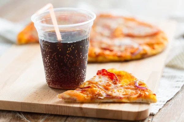 Pizza z coca cola na stole z bliska Obrazek Stockowy