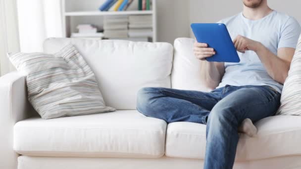 Primer plano del hombre con la computadora de la tableta PC en casa — Vídeo de stock