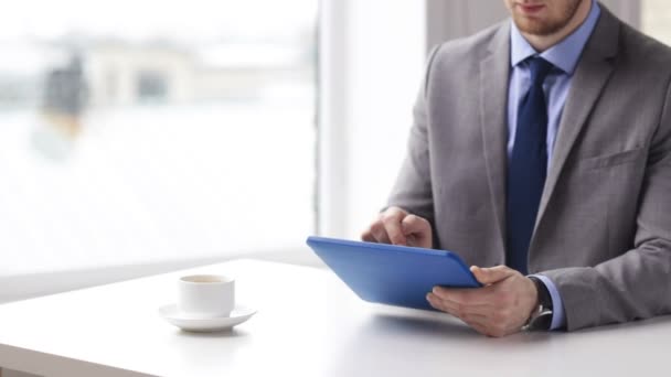 Close up of man with tablet pc drinking coffee — Stock Video