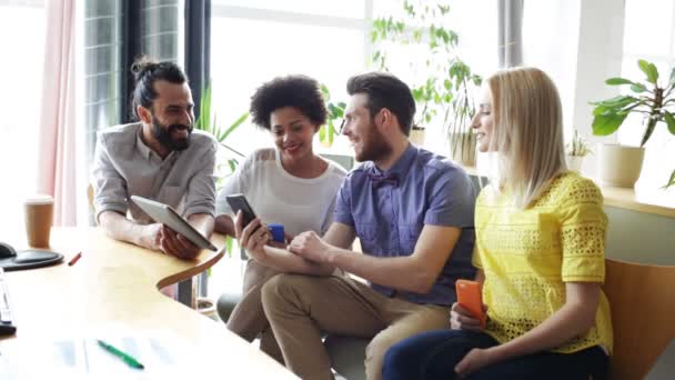 Equipo de negocios con teléfonos inteligentes y tableta PC — Vídeos de Stock