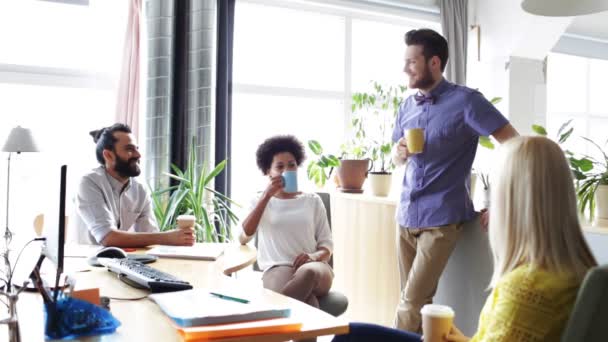 Equipo creativo feliz beber café en la oficina — Vídeo de stock