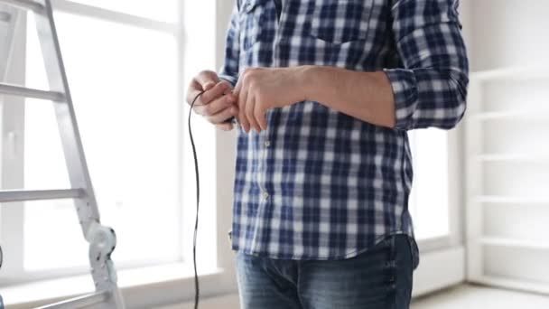 Primer plano del hombre desenredar cables — Vídeo de stock