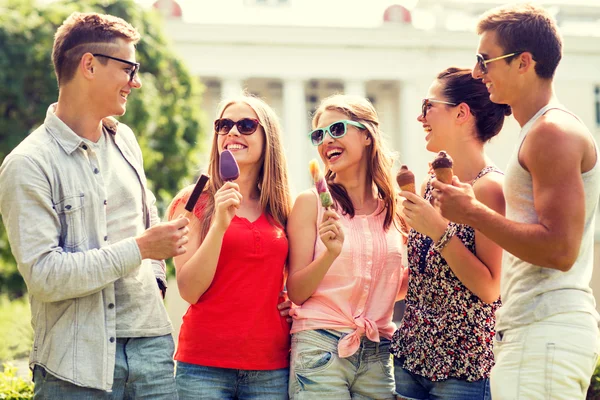 Gruppo di amici sorridenti con gelato all'aperto — Foto Stock