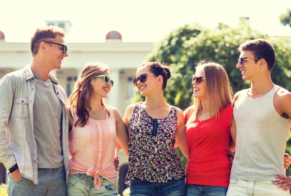 Grupo de amigos sonrientes al aire libre — Foto de Stock