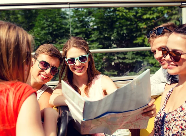Grup gülümseyen arkadaş tur otobüs ile seyahat — Stok fotoğraf