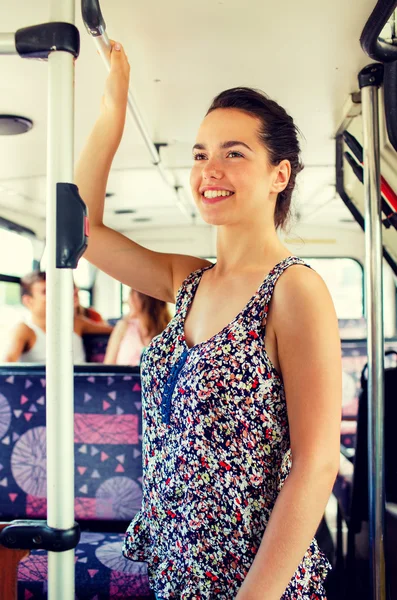 Sorrindo adolescente indo de ônibus — Fotografia de Stock