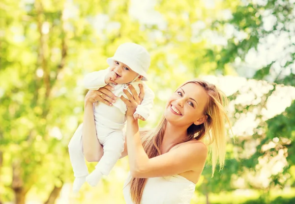 Madre feliz con el pequeño bebé en el parque — Foto de Stock