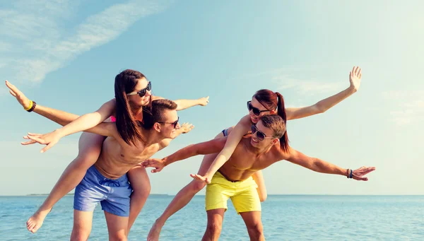 Amici sorridenti divertirsi sulla spiaggia estiva — Foto Stock