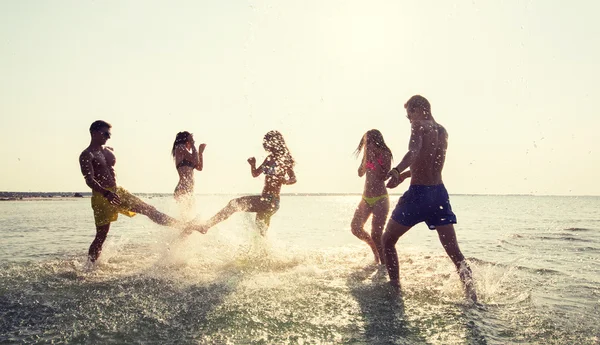 Amis heureux s'amuser sur la plage d'été — Photo