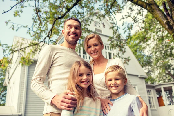 Lycklig familj framför huset utomhus — Stockfoto