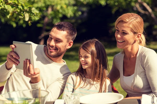 Família feliz com tablet pc ao ar livre — Fotografia de Stock