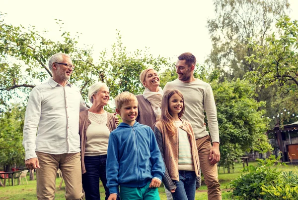 Familia feliz en frente de la casa al aire libre — Foto de Stock