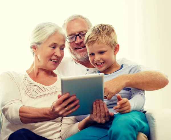 Família sorrindo com tablet pc em casa — Fotografia de Stock