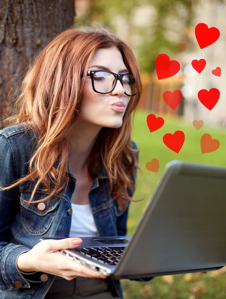 Menina estudante feliz escrevendo para notebook no campus — Fotografia de Stock