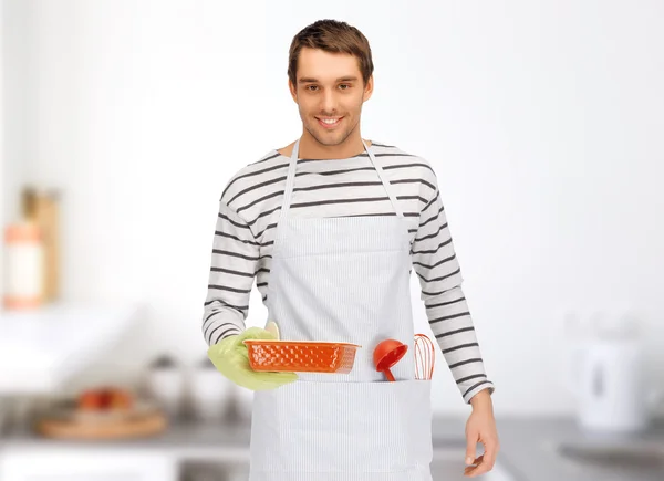 Uomo felice o cucinare con cottura e utensili da cucina — Foto Stock