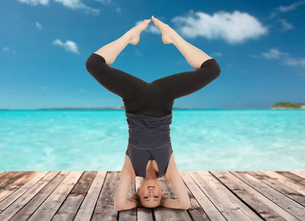 Glad ung kvinna gör yoga övning — Stockfoto