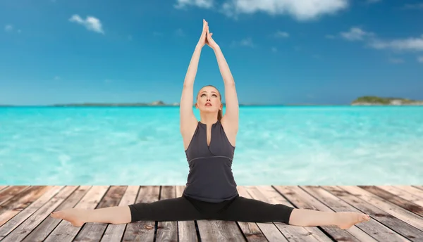 Gelukkig jonge vrouw doen yoga uitoefenaar — Stockfoto