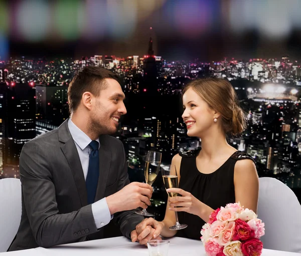 Couple avec verres de champagne au restaurant — Photo
