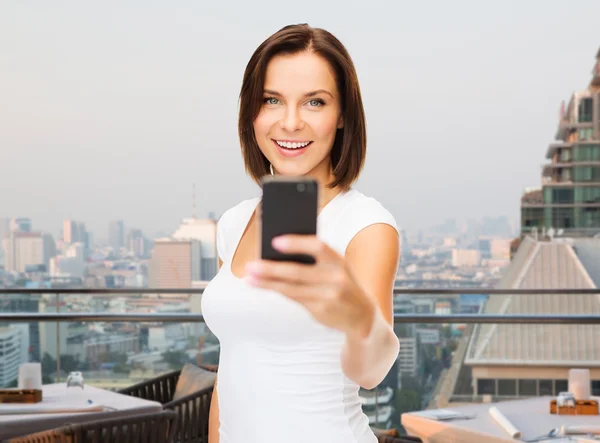 Frau macht Selfie mit Smartphone über Singapore — Stockfoto