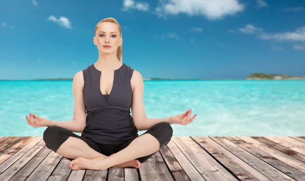 Glad ung kvinna mediterar i yogaställning lotus — Stockfoto