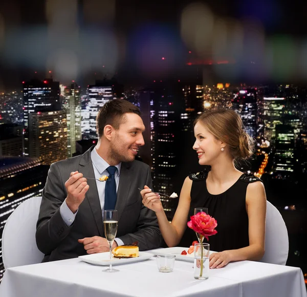 Couple souriant mangeant un dessert au restaurant — Photo