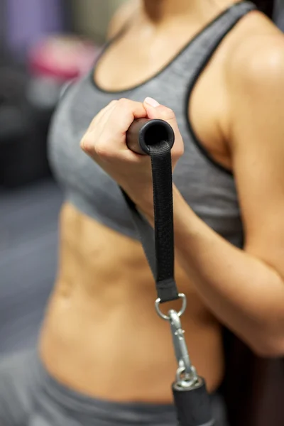 Nahaufnahme einer Frau, die an einem Fitnessgerät trainiert — Stockfoto