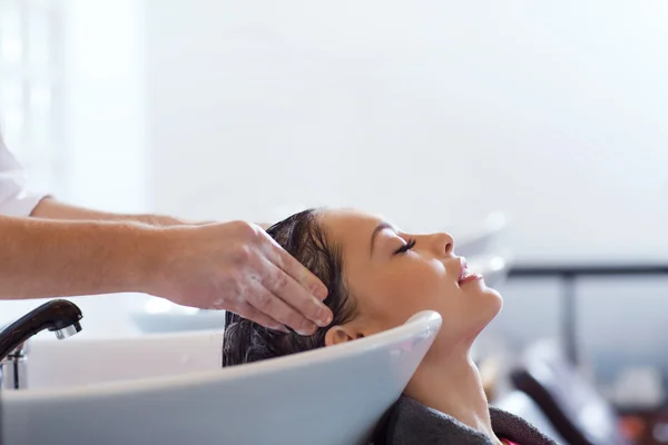 Glückliche junge Frau im Friseursalon — Stockfoto