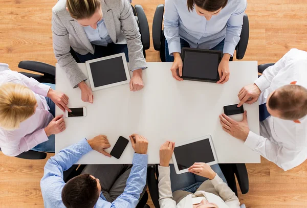 Equipo de negocios con teléfonos inteligentes y tableta PC —  Fotos de Stock