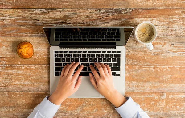 Close up of female hands with laptop and coffee — Stock Photo, Image