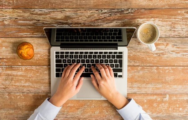 Nahaufnahme weiblicher Hände mit Laptop und Kaffee — Stockfoto