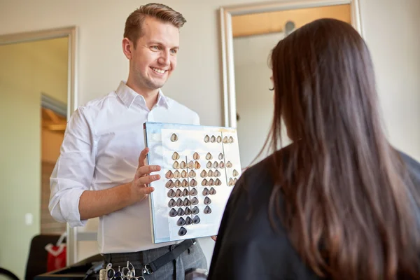 Vrouw haarkleur uit palet op salon kiezen — Stockfoto