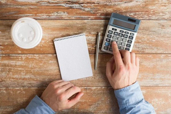 Perto de mãos com calculadora e caderno — Fotografia de Stock