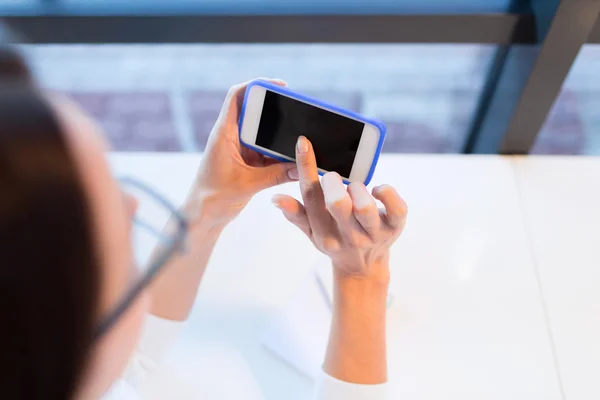 Gros plan de la femme avec smartphone au bureau — Photo