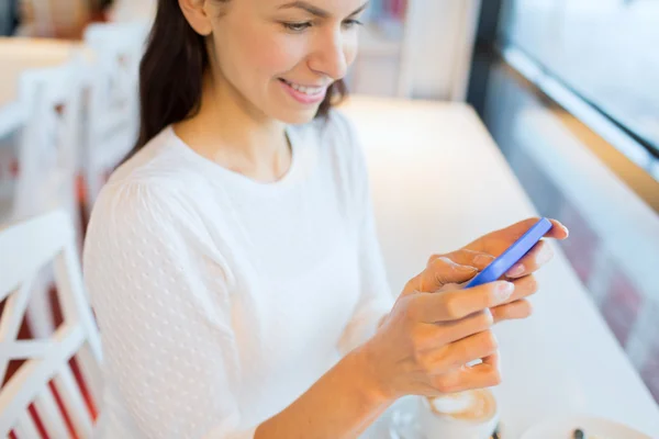Zblízka ženy s smartphone v kavárnělidé, technologie a životní styl koncept - zblízka ženy s smartphone v kavárně — Stockfoto